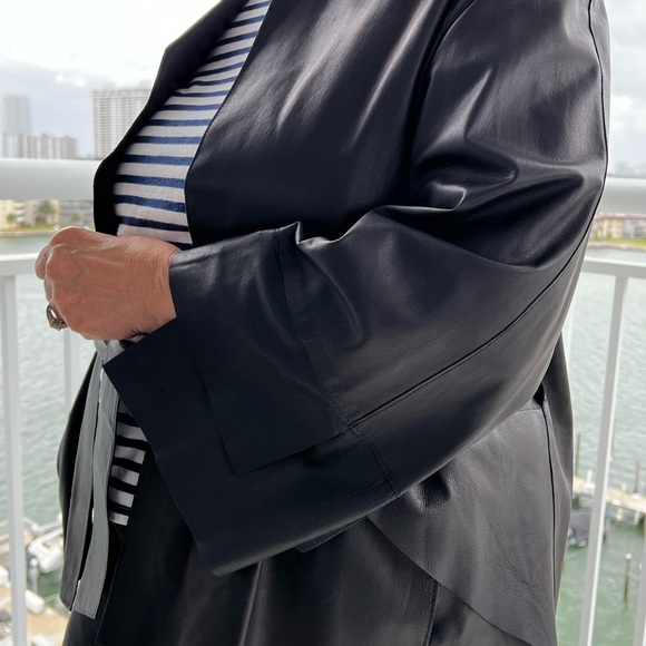 leather jacket with asymmetric sleeves and an asymmetric back slit - Picture 3 of 7